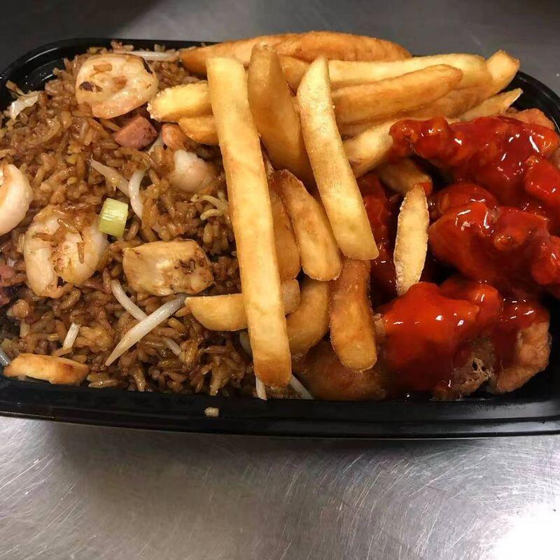 B- Arroz Especial. Pollo Agridulce y Papas Fritas