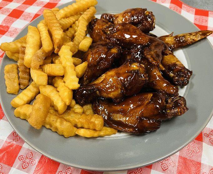 Alitas BBQ(8)-Papas Fritas